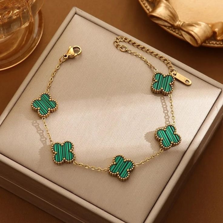 Combo Collar Van Cleef Bañado en Oro + Caja de Regalo